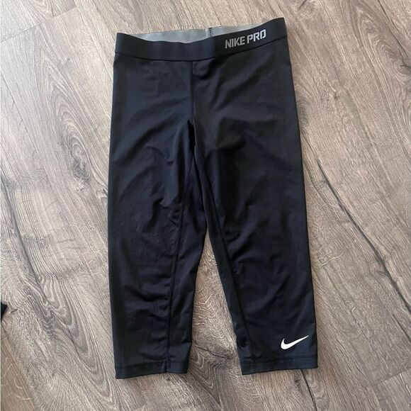 Nike PRO Tights Womens Medium Black Dri Fit Active Training Crop Capri - Picture 1 of 4
